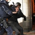 La Policía investiga si agentes encapuchados interrogaron a detenidos del 15-M