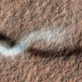 Torbellino de polvo sobre la superficie de Marte