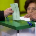 Denuncian a un interventor del PP por repartir votos a las puertas de un colegio electoral