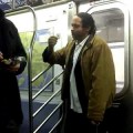 Chico detiene pelea en el metro comiendo patatas fritas