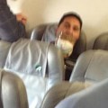 Un argelino repatriado con la boca sellada con cinta aislante indigna a Italia