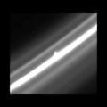 Cassini descubre objetos perforando un anillo de Saturno