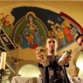 Mural románico con 'sprays' grafiteros para una parroquia