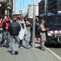 Imagen de Mossos encapuchándose para infiltrarse en la manifestación del 1 de mayo