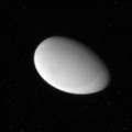 Cassini fotografía por primera vez a Metone, la luna con forma de "huevo" de Saturno (ING)