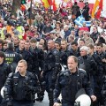 Occupy Frankfurt. La policía se quita sus cascos y marcha junto a la protesta para abrirles camino