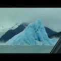 Un iceberg dándose la vuelta