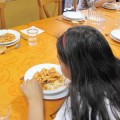 Al colegio con hambre y sin cuaderno: la crisis se ceba con los niños en España