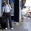 Un ciego denuncia trabas y malos tratos a su perra guía en La Gomera