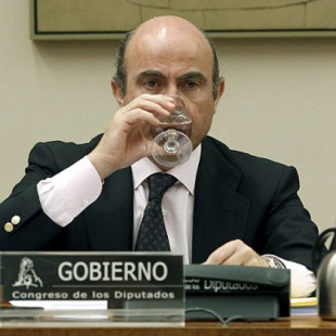 Guindos culpa del rescate bancario a la 'burbuja inmobiliaria' de Zapatero
