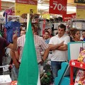 Sindicato SAT "toma prestado" alimentos de supermercado en Ecija para repartir a ONG's