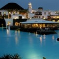 El ministro de Turismo veranea en un hotel ilegal de Lanzarote