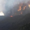 El fuego en La Gomera sigue fuera de control y quema ya la reserva de Laurisilva
