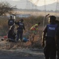 La policía de Sudáfrica alega autodefensa en peor matanza desde el apartheid