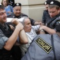 Garry Kasparov es detenido y golpeado en una manifestación en Rusia en apoyo a Pussy Riot [ENG]