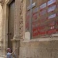 La Policía sorprende a un vecino destruyendo los símbolos franquistas de la iglesia