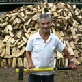 Un hombre de 78 años trocea con un hacha 18500 kilos de leña en un mes