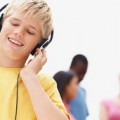 Cómo los auriculares y el ruido nos dañan el oído