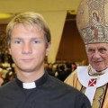 El Papa Benedicto XVI bendice a dos estrellas del porno gay en una película ambientada en el Vaticano [ENG]