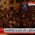 Miles de manifestantes rodean el Parlamento portugués y acaban derribando las vallas [PT]