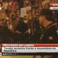 Vídeo de manifestantes portugueses lanzando petardos y bengalas a las puertas de la Asamblea de la República [PT]