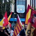 La policía sí dejó a Falange protestar ante la sede del PP