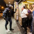 'Con porra no entras': un hostelero se enfrenta a los antidisturbios