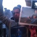 #26s Javier se planta frente a la Policía, de rodillas, llorando. Muestra una foto de su padre herido durante el #25s