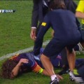 Escalofriante lesión de Carles Puyol: se le salió el codo