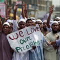 Musulmanes prenden fuego a casas y templos de budistas en Bangladesh