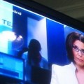 La presentadora del informativo de Telemadrid saca un casco y un martillo para ilustrar la "brutalidad" del 25S