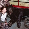 Una niña de 11 años enferma terminal se siente muy feliz tras cumplir su sueño de dispararle a un oso