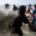 Mujeres de Israel en una muestra de desobediencia  civil llevaron a un grupo de mujeres palestinas a conocer el mar [en]