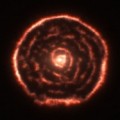 Una estructura espiral totalmente inesperada en el material que rodea a la vieja estrella R Sculptoris
