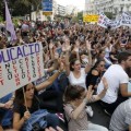 Dos mil estudiantes rodean la sede del PP en Valencia al grito de “Wert, dimisión”