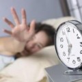 Posponer la alarma para dormir ‘un ratito más’ arruina tu sueño