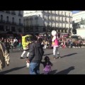 Bob Esponja y Hello Kitty, a puñetazo limpio en la Puerta del sol