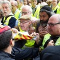 Los Mossos forcejean con “yayoflautas” que intentaban entrar en la Generalitat