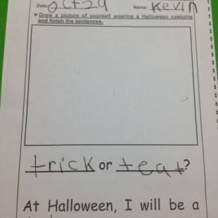 Tarea escolar de un niño con el dibujo de su disfraz en Halloween
