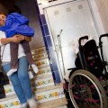 Baja a su hija discapacitada 5 pisos a diario porque 3 vecinos se oponen a instalar el ascensor