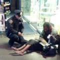 Un policía emociona a Nueva York por su ayuda a un vagabundo