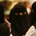Mujer saudí regala a su marido una novia y un coche en compensación por su esterilidad