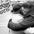 Pamplona: el Ayuntamiento (UPN), prohibe dar abrazos gratis en la calle