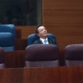 El diputado que criticó la “fiesta de pijamas” del PSM se queda dormido en su escaño de la Asamblea