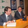 Abucheos a Aznar en la firma de ejemplares de su libro en Málaga