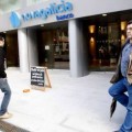 Un afectado por las preferentes pide limosna frente a su banco de Vigo