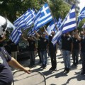 Militantes del partido neonazi griego atacan un barrio poblado por gitanos
