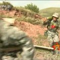 Soldados chinos disparan proyectiles de cañón sin cañón