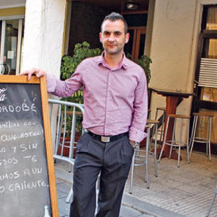El propietario de un modesto bar de Mallorca ofrece cada día un plato caliente gratis a 50 parados