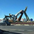 El viento derriba en Castellón la escultura de la paz de Ripollés que pesaba 36 toneladas